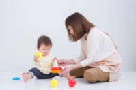Gợi ý lịch sinh hoạt bé 1 tuổi ăn, ngủ và chơi khoa học